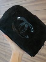 New Arrival!! อีกหนึ่งทรงขายดี กับรุ่นนี้คะ Chanel Precision wolf crossbody bag with chain กระเป๋าทรงโดมผ้าวูฟขนนุ่มเต็มใบ ด้านหน้าปักโลโก้CC หนังแก้วสวยหรู ด้านในเปิดปิดด้วยซิปบุผ้าสีแดงปั้มแบรนด์สวยหรู สายโซ่อะไหล่รมควัน ถอดถือเป็นคลัชต์ออกงานได้! 2IN1 