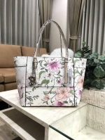 GUESS PRINTED FLOWERS SHOPPER BAG (SIZE L) กระเป๋าสะพายทรง TOTE หนังสวยอยู่ทรง ลายดอกไม้ ใบใหญ่กำลังดี น้ำหนักเบา ด้านหน้าประดับโลโก้แบรนด์ อะไหล่เงินพร้อม พวงกุญแจแบรนด์ห้อยที่หูหิ้วถอด เเยกใช้ได้ หูหิ้วเลื่อนปรับระดับได้ เปิดปิดด้วยซิป ภายในกว้างจุได้เย