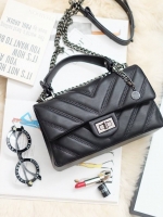 รุ่นขายดีเข้าเพิ่มค่า KEEP รุ่น coco chain handbag กระเป๋าทรงหรู รอบใหม่ ใช้หนัง Microfiber นิ่ม ฟู ตึงสวย ทนกว่าเดิมอยู่ทรง ใครชอบสไตล์นี้ห้ามพลาดนะคะ ใบนี้มีหูถือได้ ด้านในสีแดงสวย มีช่องแบ่งเก็บของหลายช่อง ด้านหลังมีช่องพิเศษสามารถใส่มือถือได้ค่ะ สายปร