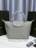 Longchamp Size S สินค้าใหม่ ของแท้!! เป็นล็อตผลิตเกินออเดอร์จากโรงงาน มาพร้อมการ์ด/ถุงผ้าแบรนด์/ถุงกระดาษแบรนด์ Size S: 25 x H. 23 x 16 cm. Color: Dusty Grey 274