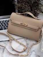 Back in stock !! มาพร้อมส่งกันรอบที่ เท่าไร นับไม่ถ้วน กับ KEEP • Ellis • กระเป๋า คลัช ถือ //สะพาย ขนาด กะลังดี ทรงสวย แค่ใบเดียวจบ! หนังคุณภาพเยี่ยม ภายใน จุของคุ้ม ใส่บัตร ใส่มือถือได้ทุกรุ่น ใบนี้ จะแต่งกับ Look ไหนก้อเข้ากันได้ดีแน่นอนค๊า Don't m