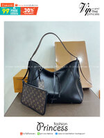 LV CarryAll Vibe MM ใหม่ล่าสุด กระเป๋าสะพายทรงโท้ทใบใหญ่ สวยหรูดีไซน์เรียบง่ายคลาสสิค ดูผู้ดี มาพร้อมใบลูกลายโมโนแกรมสุดไอคอนิก รูปทรงสวยตลอดกาล ใช้ได้กับทุกลุค ทุกโอกาส ภายในโล่งกว้างมาก ใส่ของสำคัญได้ครบแน่นอนจ้า