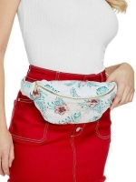 GUESS FERNANDA LOGO FANNY PACK กระเป๋าหนังนิ่มคาดเอว/อกพิมพ์ลายดอกไม้ดูอ่อนหวาน ด้านหน้าปั๊มโลโก้แบรนด์ทรงสามเหลี่ยม ตัวกระเป๋าเปิดปิดด้วยซิปใช้งานง่าย ภายในกระเป๋าโล่งกว้าง สามารถใส่มือถือได้ทุกรุ่น จุของได้เยอะ รับรองถูกใจสาวๆแน่นอนจ้า