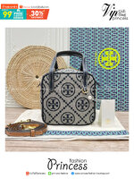 TORY BURCH T MONOGRAM JACQUARD CUBE BAG 🎁พร้อมส่งที่ไทยใหม่ล่าสุด! ปีใหม่นี้เราต้องมีกระเป๋าสวยและเก๋ไว้ใช้กันค่ะ กับกระเป๋าทรง CUBE ดีไซด์ให้ดูเรียลร่วมสมัยมากขึ้น สามารถหยิบจับของได้ง่าย ทรงกระเป๋าแบบกล่อง