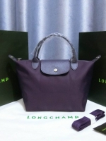 Longchamp Size S สินค้าใหม่ ของแท้!! เป็นล็อตผลิตเกินออเดอร์จากโรงงาน มาพร้อมการ์ด/ถุงผ้าแบรนด์/ถุงกระดาษแบรนด์ Size S: 25 x H. 23 x 16 cm. Color: Milberry 645 (ม่วง)