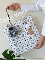 💕ทรงสุดฮิตจากแบรนด์ David Jones รุ่น Candy color ใบนี้ มาพร้อมกับน้องกระต่าย DV ขนฟู นิ่มๆ สีเข้า set กับกระเป๋าคะ กระเป๋า ทรง Tote ตัวกระเป๋าเย็บติด ด้วยแผ่นอคิลิค ตัดขอบลายวิ้งๆ สุดหรู ดีไซน์เกร๋ จุดเด่นที่ น้ำหนักเบา สามารถ ถือ หรือ สะพายไหล่ได