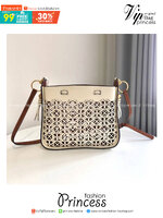 TORY BURCH T MONOGRAM LASER-CUT BELL BAG / TORY TOTE BAG ใจบางที่สุดกับคอลเลคชั่นนี้ กับกระเป๋าสะพายทรงโท้ท งานตามหาและหายาก รุ่นชูโรงสุดฮิต ที่เพิ่มดีเทลความแพงด้วยการฉลุลวดลายโมโนแกรมรอบใบ