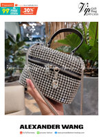 ALEXANDER WANG HEIRESS BOX BAG IN RHINESTONE MESH ใหม่ก่อนใคร กับไอเท็มสุดเอ็กซ์คลูซีฟ วีไอพีจากเคาน์เตอร์ กับกระเป๋าถือ/สะพายทรงกล่องตกแต่งพลอยเทียม หรูหรา โดดเด่น ดูแพง ด้วยการตัดเย็บเรียงร้อยลงบนตาข่ายเนื้อละเอียด ทำให้ดูดีมีราคางดงามมากๆ เปิด-ปิดด้วยซ