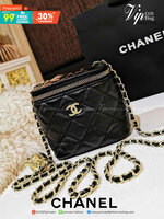 พรีเมี่ยมกิ๊ฟแท้ 100% 】Chanel Mini Clutch Bag With Chain VIP Gift With Purchase (GWP) กระเป๋าสะพายพรีเมี่ยมกิ้ฟทรงเหลี่ยมขนาดมินิสุดน่ารักดีไซน์สุดฮิตหนังเรียบสวยอยู่ทรงเปิดปิดด้วยซิปคู่สะดวกใช้ ด้านหน้าประดับโลโก้แบรนด์อะไหล่ทอง