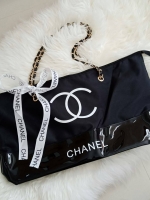 New Gorgeous☆☆ กระเป๋าใบใหญ่ทรง Tote จากแบรนด์ Chanel VIP gift Bag ของแท้ 100% ทำจากผ้าหนา Polyester ฐานล่างกระเป๋าทำจากหนังแก้วผิวมันเงา *สวยหรู สกรีนโลโก้ชาแนลหน้าหลัง หัวซิปปั้มโลโก้ ด้านในเป็นช่องกว้าง และมีอีกหนึ่งช่องเก็บของ รุ่นนี้สะพ