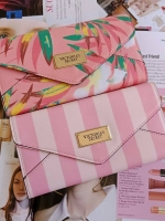 กระเป๋าสตางค์ลาย signature จากแบรนด์ฮิตอย่าง Victoria Secret โทนสีชมพู ขนาดกะทัดรัด เปิดปิดด้วยฝาพับกระดุม แบบสามตอน ด้านในมีช่องใส่ธนบัตรยาวได้ ใส่บัตรหลายช่อง แถมยังมีช่องซิปใหญ่อีกหนึ่งช่อง เพิ่มความเก๋ด้วยช่องใส่รูปตรงกลาง สวยครบจบทุกฟังค์ชั่น ให้เป็น