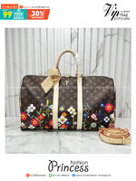 LV x TM Keepall Bandoulière 45 Bag Monogram Flower กระเป๋าเดินทางคอลเลกชันสุดพิเศษ สวยคลาสสิกมีชีวิตชีวา สีสันสดใสสไตล์ superflat สุดไอคอนิกของ Takashi Murakami ด้วยโมโนแกรมดอกไม้หลากสี ปรับดีไซน์ให้ดูสนุกสนาน