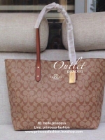 Coach Town Tote In Signature Canvas กระเป๋าขนาดใหญ่ จุของได้จำนวนมาก สะพานข้าง ภายในกว้าง เปิดปิดด้วยกระดุ ภายในมีช่องซิปขนาดกลาง 1 ช่อง ใส่ของได้จำนวนมาก สามารถสะพายไปเที่ยว ไปทำงาน ได้สบาย ห้ามพลาดกันเลย