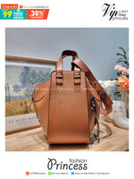 LOEWE SMALL HAMMOCK IN CLASSIC CALFSKIN พร้อมส่ง กระเป๋าสะพายดีไซส์เก๋ สามารถปรับเปลี่ยนรูปทรงได้หลากหลาย มีลูกเล่นทำให้ใช้ได้ไม่มีเบื่อ