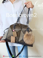 กระเป๋าถือ/สะพาย ทรงสวย เหมือนซื้อ1ได้4 โอ้ย 🤩🤩 คุ้มสุดๆไปเลยค่า เพราะตัวกระเป๋าปรับได้ถึง4 แบบตามการใช้งานเลยน๊าแถมตัวกระเป๋าน้ำหนักเบาอีกด้วย ✨✨✨ สายสะพายถอดได้แถมสายยาวให้อีก 1 เส้น กระเป๋าทรงสุดฮิตจากแบรนด์ David J