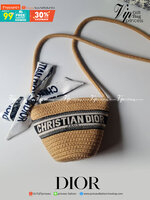 VIP 】Christian Dior Wicker Basket Bag 15cm Spring/Summer Collection น่ารักมากกก เข้ากับทุกลุคในวันสบายๆ แถมผ้าผูกเข้าเซ็ท เปลี่ยนมาผูกผม ก็เก๋น้าา จะถือไปคาเฟ่ ไปทะเลก็ได้หมดเลยค่าา มาพร้อมกล่องแบรนด์ใช้เป็นของขวัญแทนใจได้เลยค่าา