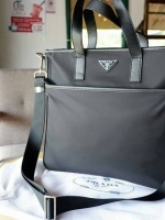 Prada tote bag เอาใจหนุ่มๆ สำหรับ messenger bag เป็นผ้าไนล่อนนาโน ตัวกระเป๋าขนาดกำลังดี สีดำสวยมาก สะพายไปทำงาน หรือเรียน เท่ห์ และคลาสสิคสุดๆ ค่ะ ✔น้ำหนักเบา จุของคุ้ม สายยาว ปรับได้ free size ✔สามารถสะพาย crossbody ได้ ใบนี้ห้ามพลาดเลย