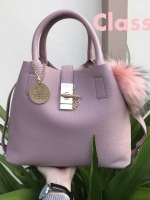 New color new choose 💘Pink Rose • KEEP LALA BAG • พร้อมส่ง 2 ขนาด ตามการใช้งาน 👑สวย หรู เวอร์วัง อีกแล้วค่า กับกระเป๋า 2 in 1 ปรับเก็บทรง ได้ถึง 2 แบบ มาพร้อมพวงกุญแจ ปอมปอม ฟรุ้งฟริ้ง น่ารักมาก คะ ตัวกระเป๋าเป็นหนังเนื้อดีที่สุด เนื้อนิ่ม