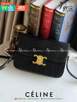 Celine MEDIUM TRIOMPHE BAG IN SHINY By croc มีรูปทรงเป็นกล่องคล้ายกับกระเป๋า Classic Box แต่มีการออกแบบโลโก้ที่สะดุดตาแบบวินเทจ ด้วยดีไซน์หรูหราและที่ดูโฉบเฉี่ยวเ้วยลงดลายcroc มีความคลาสสิคอย่างเต็มเปี่ยม ทำให้เป็นที่ดึงดูดความสนใจของสาวๆ ด้วยความคล่องตัว