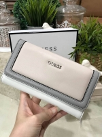 NEW ARRIVAL! GUESS FACTORY WOMEN'S WALLET 2018 กระเป๋าสตางค์หนังแกะสังเคราะห์แบบนิ่มสีขาวครีมตัดขอบเทาสวยลงตัว ด้านหน้ามีโลโก้แบรนด์อะไหล่เงิน ด้านหลังมี1ช่องซิป หัวซิปปั้มแบรนด์ เปิดปิดด้วยฝาปิด ภายในมีช่องใส่รูป ช่องใส่ธนบัตรและช่องใส่บัตรหลายช่องแ