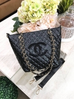 Chanel GWP Tote Bag With Chain New arrival! กระเป๋าสะพายทรง Tote VIP Gift With Purchase รุ่น Limited Edition VIP gift ของแท้จาก Chanel Perfume Counter วัสดุหนังเรียบลายตาราง ขนาดกำลังดี น้ำหนักเบา ด้านหน้ามีโลโก้ เปิดปิดด้วยกระดุมแม่เหล็ก ภายในมีโลโก้ และ