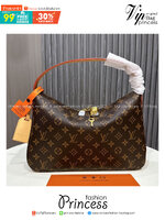 LV Slouchy PM bag กระเป๋าสะพายทรงโฮโบดีไซน์คลาสสิค ใบใหญ่กำลังสวย โดดเด่นด้วยรูปทรงเป็นเอกลักษณ์ ใช้งานได้สะดวกคล่องตัว เหมาะสำหรับพกพาเดินทางและใช้งานได้ทุกวัน ลายโมโนแกรมแคนวาสสุดไอคอนิก เสริมความสง่างามด้วยอะไหล่สีทอง งานจริงสวยมาก แนะนำค่ะ