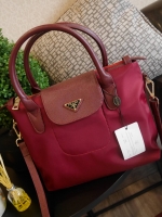 รุ่นแนะนำ♡ พร้อมส่งครบสี **ทรงสวยมาก งานพรีเมี่ยมกิ้ฟ รุ่น Limited edition ค่า ได้ กระเป๋าอเนกประสงค์ จากแบรนด์ PRADA มาค่า เป็น กระเป๋าผ้าไนล่อน Longchamp Style ใบนี้มีสายยาวให้คะ **เลิศมาก ขนาดกำลังดีคะ ตัวกระเป๋าเบามาก ใช้แล้วสวยมากๆ อะไหล่ทองหร