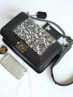 แบบมาใหม่ Limited กันเลยค่า 👍 ทางร้าน ได้กระเป๋า จากแบรนด์ KEEP ทรง Chanel สุดหรู รุ่น KEEP shoulder diamond chain bag สวย หรู มากๆ เลยน๊า กระเป๋าอยู่ทรงสวยงามมากคะ สายโซ่ มีที่รองไหล่ สะพายสบายคะ สายปรับ สั้น ยาวได้คะ ภายในสีแดง มีช่องใส่ของ 1 ช่