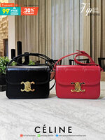 CELINE TRIOMPHE CROSSBODY GIFT WITH PURCHASE (GWP) พรีเมี่ยมกิ๊ฟ Limited Edition จาก CELINE PERFUME DUTY FREE COUNTER วัสดุ TRIOMPHE CANVAS & LEATHER ดีไซน์ยอดนิยมสไตล์สาว LISA ทรงสี่เหลี่ยมหนังสวยหรูอยู่ทรงเปิดปิดด้วยฝาปิดโลโก้แบรนด์อะไหล่ทอง ภายในมีช่อง