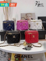VIP 】CHANEL Box With Chain สายโซ่ทองหรูมาก หนังเรียบฟู ขึ้นเงา กระทบแสงยิ่งสวยค่าา โทนสีสวยสดใส เหมาะมากสำหรับสาวๆ ชิคๆ ต้องบอกเลยรุ่นนี้เหล่าเซเลบใช้กันเยอะมากๆ แค่อะไหล่ก็หรูไปเดินครึ่งแล้วค่าา😁 พร้อมส่งที่ไทยที่นี่ที่เดียว