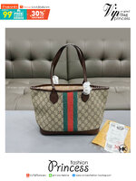 GUCCI Ophidia Small Tote Bag กระเป๋าทรงโท้ทขนาดกำลังสวย ใช้งานง่าย โดดเด่นด้วยลายคาดสีเขียวแดงเป็นเอกลักษณ์แบรนด์ สวยเรียบหรู คลาสสิคไม่มีเบื่อ ภายในโล่งกว้าง ใช้สะพายเป็น everyday bag เหมาะมากๆ