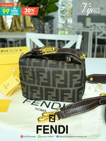Fendi Tobacco Monogram FF Logo Zucca Buckle Belt Boston Mini Bag Brow Canvas Satchel กระเป๋าสะพายข้าง size mini สุดฮิต วัสดุ canvas จุของได้เยอะ ใส่iphone+ ได้ เปิดปิดด้วยซิป น่ารักมากกก ห้ามพลาดเลยค่ะใบนี้แนะนำสุดๆ มีสายสั้น+สายสะพายไหล่ ปรับสายได้
