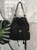 ใครๆก็หลงรัก **ทรงขนมจีบ 🐰 งานพรีเมี่ยมกิ้ฟ จากเคาเตอร์ต่างประเทศ จากแบรนด์ PRADA ค่า เป็นกระเป๋าผ้า nylon silk เนื้อหนาซับในอย่างดี จุดเด่นคือ กระเป๋าสามารถ ปรับ ได้ 2 ทรงคือ ผูกเชือกกระเป๋า หรือ ดึงเชือกปรับเป็นสายไว้หิ้วได้ด้วยคะ น้ำหนักเบา ถือ