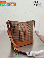 CELINE BUCKET BAG CUIR TRIOMPHE คอลเลคชั่นใหม่ ฮิตข้ามปี กับกระเป๋าสะพายทรงถัง ใช้งานง่ายที่สุด รุ่นใหม่งานผ้าทอลาย ซับในผ้าอย่างดี อะไหล่ทองปั้มทุกจุด สายสะพายยาวปรับระดับได้ วัสดุหนังวัว เรียบหรู ผู้ดีไปอีก ภายในโล่งกว้าง ใส่ของแบบจุๆไปเลย เป็นรุ่นที่ใช