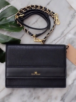 David Jones Clutch Bag กระเป๋าสะพายทรง cluth ขนาดกำลังดี วัสดุหนังวัวแท้ หนังนิ่ม ตัวกระเป๋าเปิดปิดด้วยกระดุมแม่เหล็ก ภายในมีช่องเล็กใบบัตร ด้านหลังมีอีก 1 ช่องใส่โทรศัพท์ได้ค่ะ มาพร้อมสายยาวถอดได้ สะพาย crossbody ได้ค่ะ คุ้มค่าคุ้มราคา