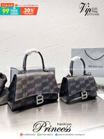 BALENCIAGA Hourglass BB Monogram top-handle tote bag กระเป๋าสะพายแบรนด์หรูซิกเนเจอร์ใบล่าสุด ที่มาพร้อมดีไซน์โดดเด่น มีความโฉบเฉี่ยว โค้งมนเหมือนพระจันทร์เสี้ยว เพิ่มความโดดเด่นสะดุดตาด้วยการตกแต่งอักษร B เมทัลลิก ที่เป็นเอกลักษณ์แบรนด์ งานจริงสวยงามตามรู