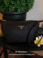 🍉 ที่สุดแห่ง Best Seller ~~ งานพรีเมี่ยมกิ้ฟ จากเคาเตอร์ต่างประเทศ จากแบรนด์ PRADA เป็นกระเป๋า เครื่องสำอางค์ แต่มีสายสะพายยาวให้ 2 สาย เป็นแบบคล้องแขน และสะพายข้างลำตัว ใช้เป็น shoulder bag ได้เลยค่า หรือ ถือลำลองสวยๆ ก้อเลิศค่ะ คุ้มมากค่ะ ภายในม