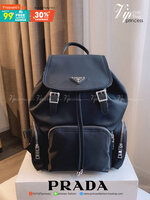 PRADA NYLON BACKPACK กระเป๋าสะพายเป้ วัสดุทำจาก ผ้าNylon คุณภาพดี สามารถกันน้ำได้ในระดับนึง เปิดปิดด้วยกระดุม จุของได้เยอะ สายสะพาย สามารถปรับได้ฟรีด้านหน้ามีช่อง ใส่ของได้ ด้านในมีช่องแบ่งหลายช่อง ใส่เอกสารA4 Ipad ได้ น้ำหนักเบา ใช้ได้ทั้งผู้ชายและผู้หญิ