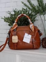 ทรงสวยมาก ห้ามพลาดเลยค๊า รุ่นใหม่จาก แบรนด์ PARFOIS หนังสวย ขนาดกะลังดี ด้านข้างเก็บทรงทำให้กระเป๋าดีไซด์ ไม่ซ้ำใคร แถมภายในมีช่องเก็บของหลายช่องแยกเก็บได้หลายช่อง แนะนำเลยคะใบนี้ ดีงามแน่นอน ขนาด 21x 22x 12 cm. สายยาว 60 ปรับได้ free size คะ