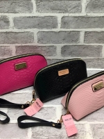 New Arrival Victoria' Secret Pu Croc Bag พร้อมส่งความปัง เหล่าสาวกนางฟ้าไม่ควรพลาดค่ะ กระเป๋าหนังลายจรเข้อยู่ทรงสวยหรู ด้านหน้าติดอะไหล่โลโก้แบร์นหรู เปิดปิดกระเป๋าด้วยซิปคุณภาพดี ด้านในโล่ง มีช่องซิปหนึ่งช่อง ช่องเล็กอีก 2 ช่องค่ะ มาพร้อมสายคล้องมือ