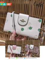 COACH C3371 TECH PHONE WALLET WITH SPACED WILDFLOWER ดีไซน์ใหม่ คอลเลคชั่นสวยหรู กระเป๋าสตางค์พร้อมสายคล้องมือ ง่ายต่อชีวิตมากจ้า!! มันดีอะไรเบอร์นี้ ใส่ได้ทั้งบัตร และโทรศัพท์ก็ใส่ได้ทุกรุ่น แถมยังมีช่องซิปแยกไปอีก ช่องเยอะไม่ต้องห่วงจริงๆ วัสดุหนังแคนวา