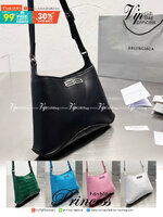 BALENCIAGA xx Small Hobo Bag / BALENCIAGA hobo Bag สุดหรูกับกระเป๋าสะพายทรงโท้ท ไซส์มินิ เรียบหรู ดูแพงมาก สีลูกคุณมากๆ!! ผิวสัมผัสดี ภายในโล่ง จุของได้เยอะ เป็นอีกหนึ่งไอเท็มแนะนำ ที่ไม่อยากให้พลาดเลยจ้า
