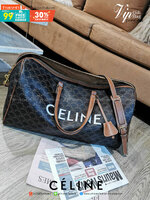 CELINE TRIOMPHE CANVAS BOSTON TRAVEL BAG VIP GIFT WITH PURCHASE (GWP) Limited Edition จาก CELINE PERFUME DUTYFREE วัสดุ TRIOMPHE CANVAS ใบใหญ่จุสัมภาระได้เยอะสุดๆหนังขึ้นลาย Signature สวยหรูสุดคลาสสิค ดีไซน์ไม่มีเอ้าท์ เปิดปิดด้วยซิปแบรนด์พร้อม Tag ห้อยแม