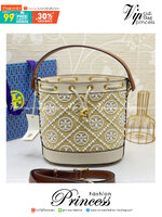 TORY BURCH T MONOGRAM STRAW BUCKET BAG ใหม่ก่อนใคร พร้อมเสิร์ฟความสวยให้ถึงบ้านแล้วน้า กระเป๋าบัคเก็ตทรงยอดนิยม ดีไซน์ใหม่ล่าสุด ยูนีคไม่เหมือนใคร ลายสานเต็มใบ พร้อมปักโลโก้เอกลักษณ์ โดดเด่น งานฝีมือมากๆ