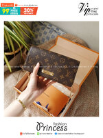 LV Wallet On Chain Lily Monogram Canvas กระเป๋าสะพายทรงพอชคลาสสิค รูปทรงสี่เหลี่ยมเพรียวบางเข้ากับลุคเรโทรเรียบหรู ดีไซน์เรียบหรู ลายโมโนแกรม