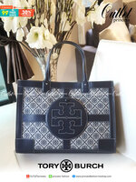 OUTTLET 】TORY BURCH TOTE BAG วัสดุ CANVAS ทั้งใบตัดด้วยหนังแท้สี NAVY ตัวกระเป๋าตั้งอยู่ทรงสวย แต่งโลโก้แบรนด์ด้านหน้า ด้านข้างมีกระดุม สามารถขยายทรงได้ ด้านในเปิดปิดด้วยกระดุมแม่เหล็ก ช่องกว้างหลักหนึ่งช่องและช่องซิปอีกช่อง สามารถใส่กระเป๋าสตางค์ยาว สมุด