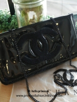 Chanel shoulder & cluth bag กระเป๋าสะพายทรง cluth ขนาดกำลังน่ารัก วัสดุหนังแก้ว เปิดปิดด้วยกระดุมแม่เหล็ก ภายในโล่งบุเฟอขนนุ่ม ใส่กระเป๋าสตางค์ยาวได้ มาพร้อมสายสะพายโซ่ หรือจะเก็บสายถือเป็น cluth ออกงานก็ดูดี มากับราคาสุดคุ้มค่ะ