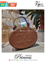 VIP 🥂 CELINE OVAL MINAUDIERE CUIR TRIOMPHE น้องน่ารักม้ากกกก!! น่ารักตะโกนไปเลย!! กับกระเป๋าทรง oval รุ่นแรร์ไอเท็ม ที่หายาก และ sold out ไปหลายรอบ!! น้องใบกะทัดรัด สำหรับสาวๆที่ชอบพกพกของแบบง่ายๆ ให้ชีวิตไม่ยุ่งยาก คล้องแขนใช้งานเก๋ๆ วัสดุหนังสัง