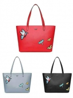 Victoria’s Secret Tote Bag 2019 กระเป๋าถือหรือสะพายลายหนังคาเวียร์ สวยด้านหน้าประดับด้วยโลโก้ ตัวกระเป๋าแต่งด้วยลายปักสวยเก๋ ปากกระเป๋าเปิดปิดด้วยซิปสะดวกใช้ ภายในมีช่องโล่งและช่องเล็กไว้แบ่งเก็บของ ใส่หนังสือ เอกสาร A4 Notebook ipad กระเป๋าสตางค์ ของใช้ไ