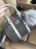 รุ่น Limited มาจำนวนจำกัดคะ สีใหม่ " Grey two tone " หนังชนิดพิเศษ เฟสลายหนัง สวยมาก มาพร้อม pompom ขนยาวเข้า set 😘🙏🏻 👜ดีเทลกระเป๋า 🌵สินค้าขายดี ขนาด มินิ สวยมากคะ >> รุ่น KEEP Grey two tone leather 